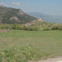 Sullo sfondo, il castello di Cariseto