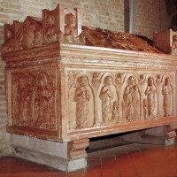 Sarcofago in marmo rosso custodito nella chiesa di San Giovanni in Canale