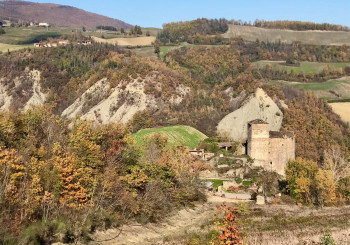I Calanchi della Val Nure e le rovine del Castello di Spettine