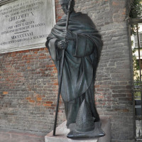 La statua di Gregorio X all'entrata della Basilica