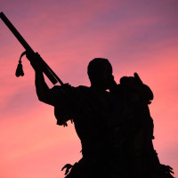 La statua al tramonto - foto Mauro Del Papa