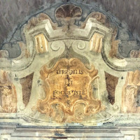 Il cartiglio dipinto sopra il portale di ingresso