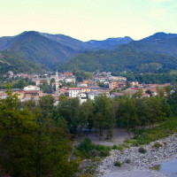 La conca di Marsaglia. In basso a sinistra Marsaglia, sullo sfondo Bobbio e sulla sinistra in alto il monte Penice - foto Gianmaria Vianova