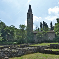 La chiesa di Sant'Antonino e ruderi dell'antica città di Veleia - foto di Filippo Adolfini e Renzo Marchionni