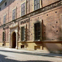La facciata di Palazzo Scotti da Fombio è caratterizzata dall'artistico portale e da un fregio divisorio in pietra - foto Cravedi