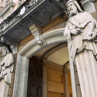 Telamoni del portale di Palazzo Vescovile