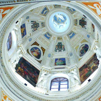 Una cupola riccamente decorata con stucchi e affreschi